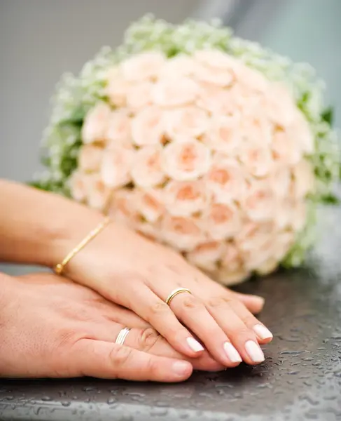 Handen van nieuwe gehuwde — Stockfoto