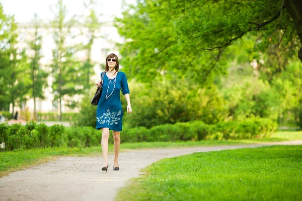 산책 하는 여자 — 스톡 사진