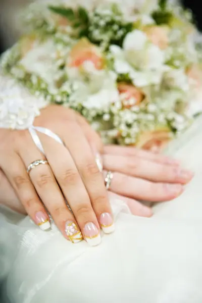 Handen van nieuwe gehuwde — Stockfoto