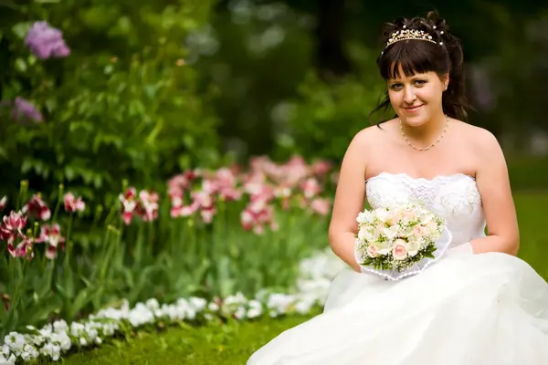 Bride outdoors — Stock Photo, Image