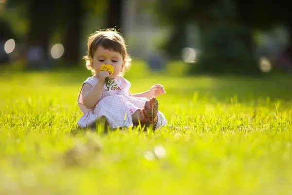 Klein meisje in bloemen — Stockfoto