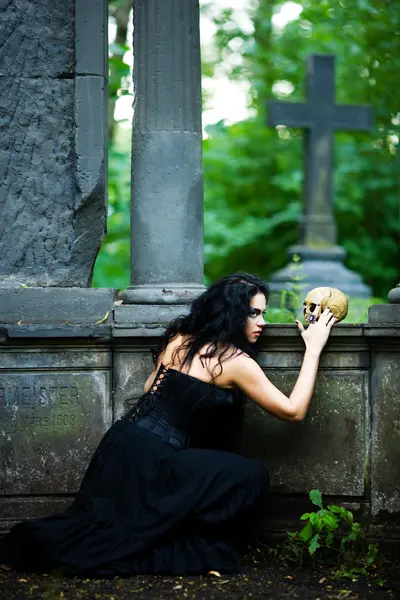 Witch with scull — Stock Photo, Image