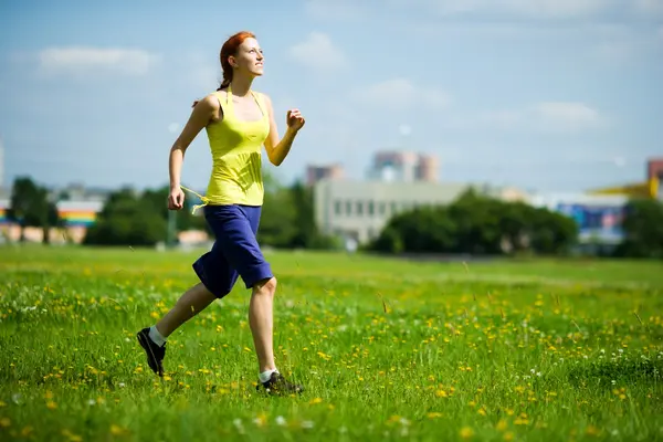 Vrouw joggen — Stockfoto