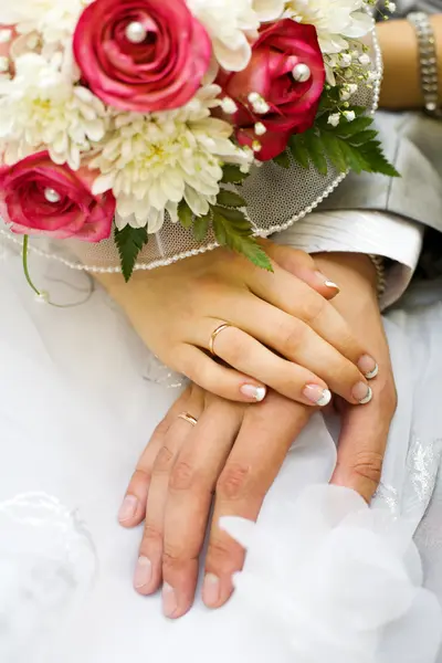 Mani di nuovi sposati — Foto Stock