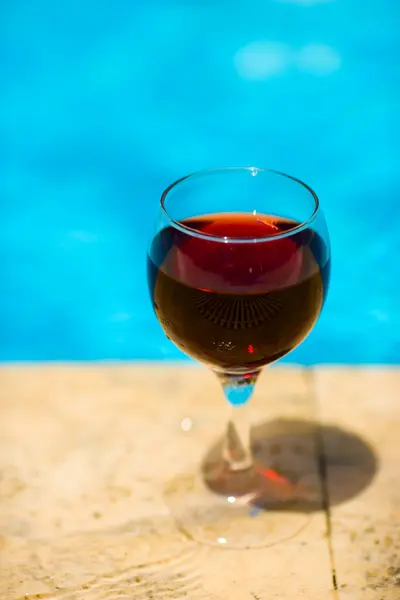Vin och pool — Stockfoto