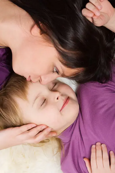 Mãe beijando filha — Fotografia de Stock