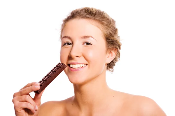 महिला चॉकलेट काट रही — स्टॉक फ़ोटो, इमेज