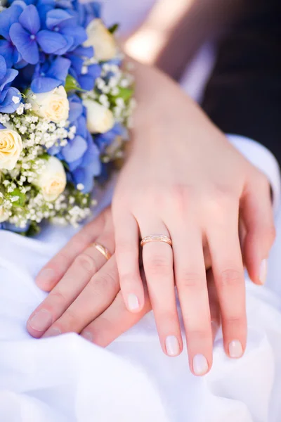 Ręce nową żoną — Zdjęcie stockowe