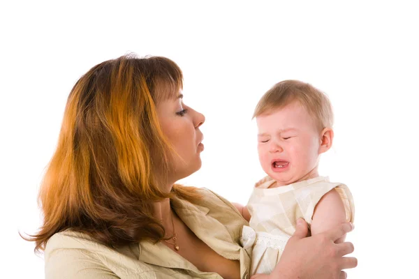 Мать держит плачущего ребенка — стоковое фото
