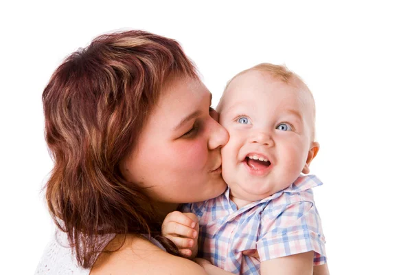 Mutter küsst Kind — Stockfoto
