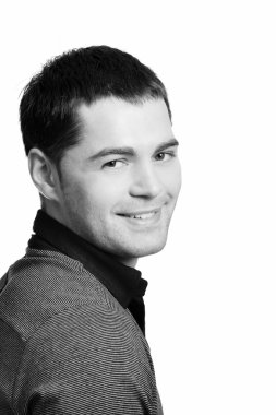 gülümseyen genç adam