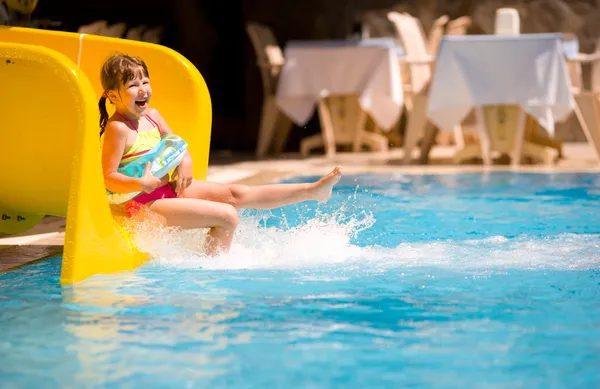 Menina deslizando na piscina — Fotografia de Stock