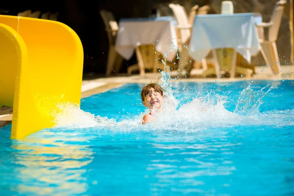 Deslizando na piscina — Fotografia de Stock