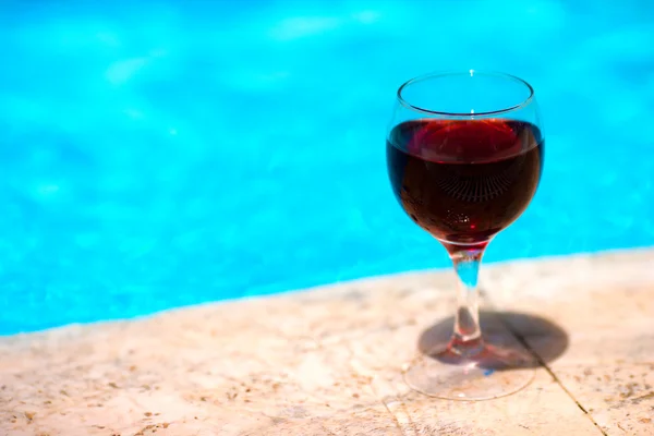 Вино и бассейн — стоковое фото