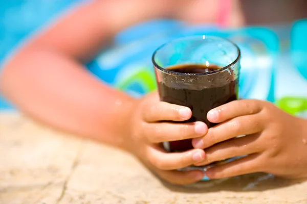 Criança segurando bebida cola — Fotografia de Stock