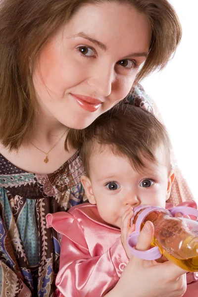 Matka krmí dítě — Stock fotografie