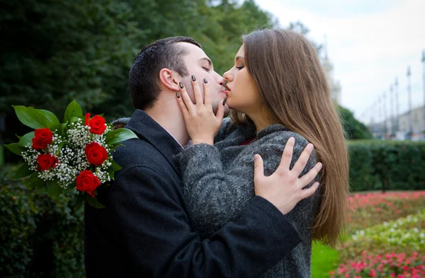 Kissing Couple — Stock Photo, Image
