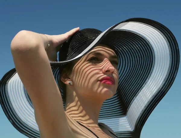 Flicka i bredbrättad hatt — Stockfoto