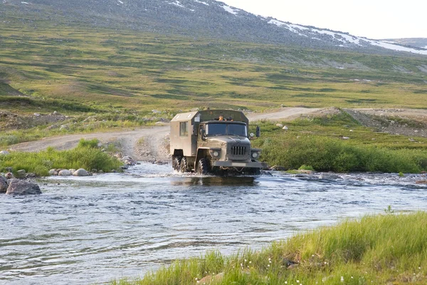 Caminhão que atravessa um rio — Fotografia de Stock