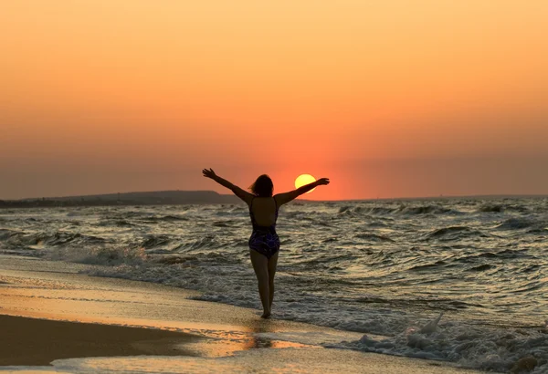 Stock image Young woman in a sunset