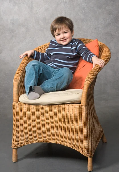 Chłopiec w fotel — Zdjęcie stockowe