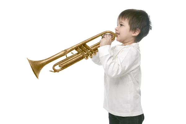Junge spielt auf einer Trompete — Stockfoto
