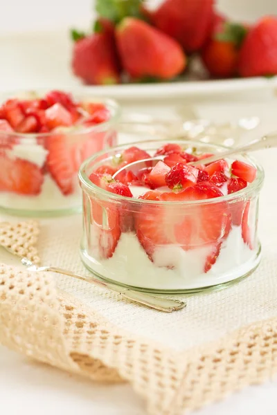 White Yogurt And Strawberries — Stock Photo, Image