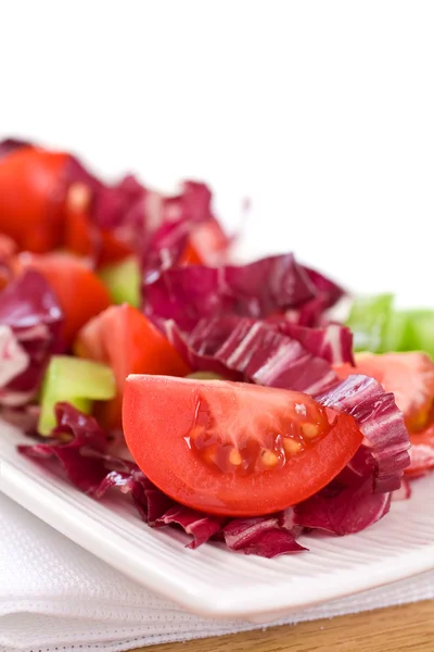 Corte de tomate e salada colorida — Fotografia de Stock