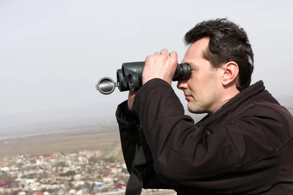 Muž s dalekohledem — Stock fotografie