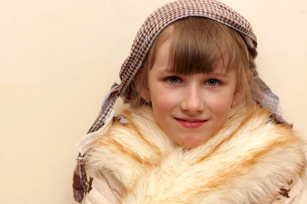毛皮のコートの肖像画の女の子 — ストック写真