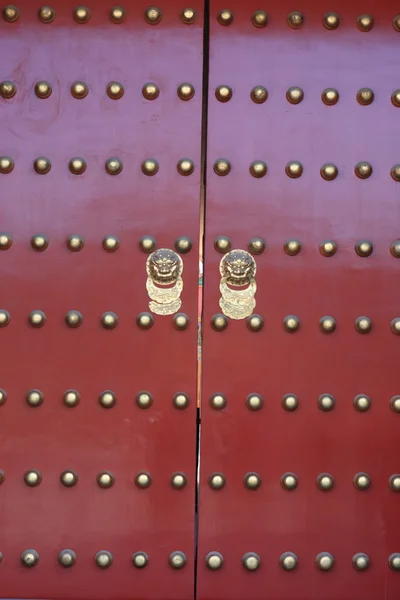 Красная дверь храма — стоковое фото