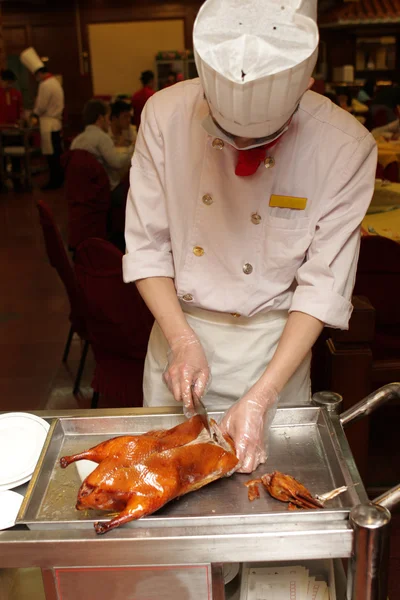 Čínský kuchař připraví pekingská kachna — Stock fotografie