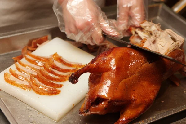 Chinese cook prepares Peking Roast Duck — Stock Photo, Image