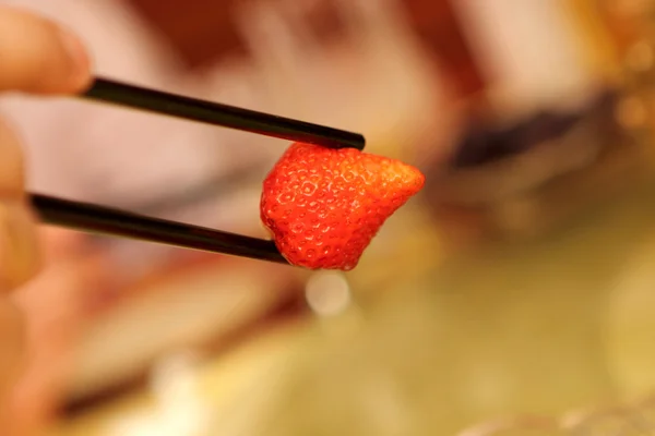 Chopsticks com morango — Fotografia de Stock