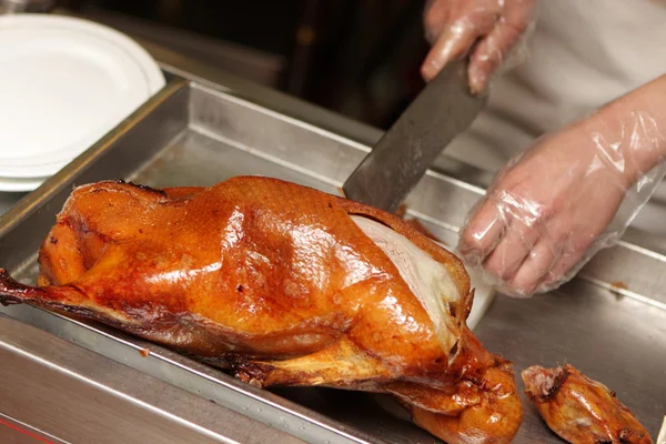 Cutting of Peking Duck — Stock Photo, Image