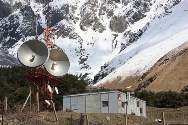 Torre de microondas nas montanhas — Fotografia de Stock