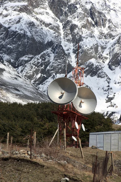 Microwave tower in the Caucasus — Stock Photo, Image