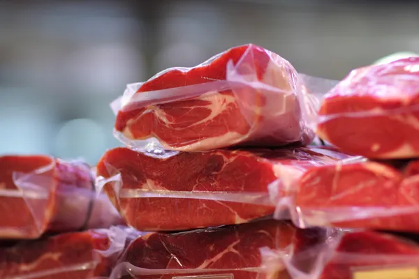 Мясо на рынке — стоковое фото