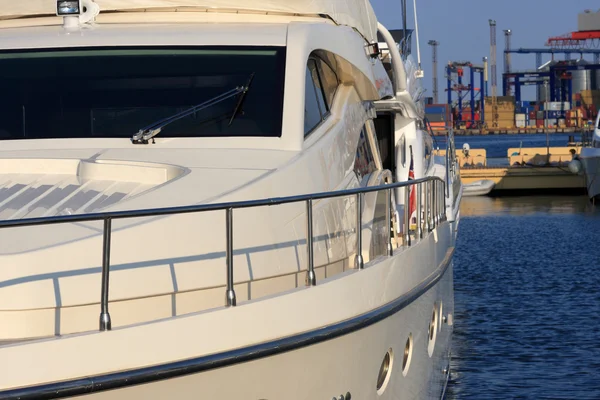 Yacht bianco nel porto di Odessa — Foto Stock