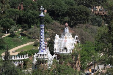 iki bina girişinde park Güell