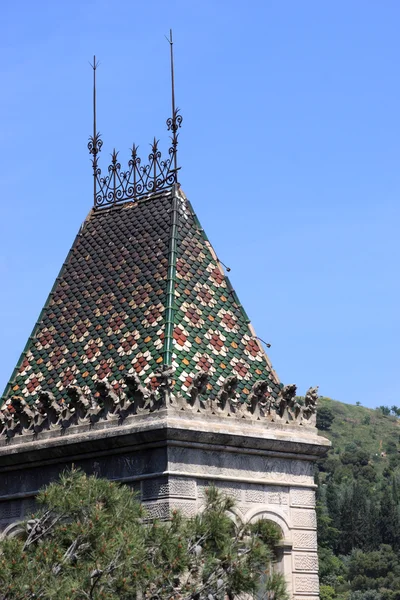 Turm am Eingang des Parks Güell — Stockfoto