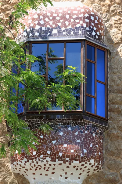 Fönstret i tornet på park guell — Stockfoto