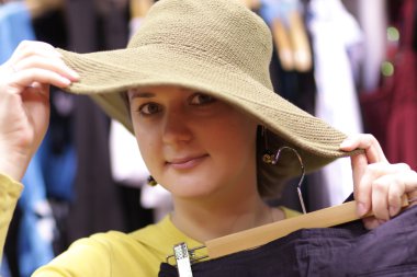 Kız bir kaporta üzerinde çalışır