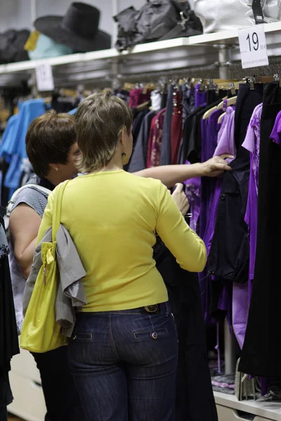 Two women choose a clothes — Stock Photo, Image