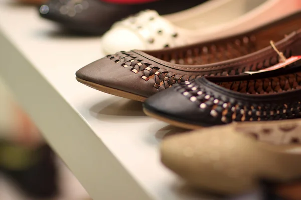 Zapatos de cuero en tienda —  Fotos de Stock