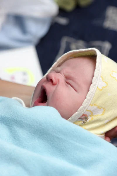 Bocejo do bebê — Fotografia de Stock