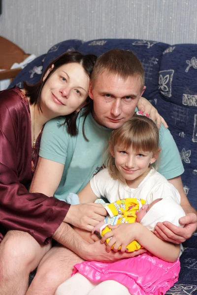 Glückliche Familie zu Hause — Stockfoto
