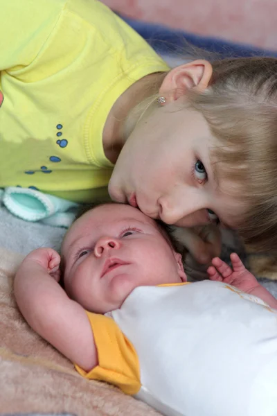 Onun küçük kardeşi ile kız — Stok fotoğraf
