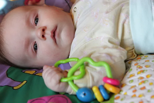 Bebê com chocalho — Fotografia de Stock