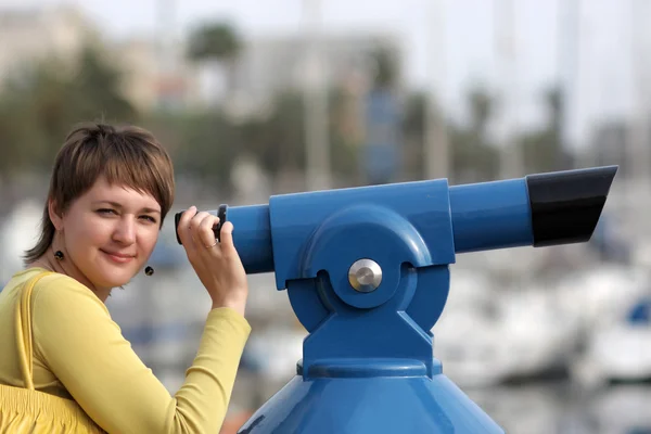 Γυναίκα με τηλεσκόπιο — Φωτογραφία Αρχείου